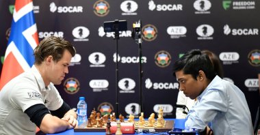 India's Rameshbabu Praggnanandhaa (R) competes against Norway's Magnus Carlsen during the final at the FIDE Chess World Cup in Baku, Azerbaijan, Aug. 24, 2023. (AFP Photo)