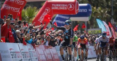 The photo shows cyclists waving spectators, Istanbul, Türkiye, April 14, 2023. (DHA Photo)