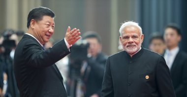 Chinese President Xi Jinping (L) and Indian Prime Minister Narendra Modi in Qingdao, China, June 10, 2018. (AP Photo)