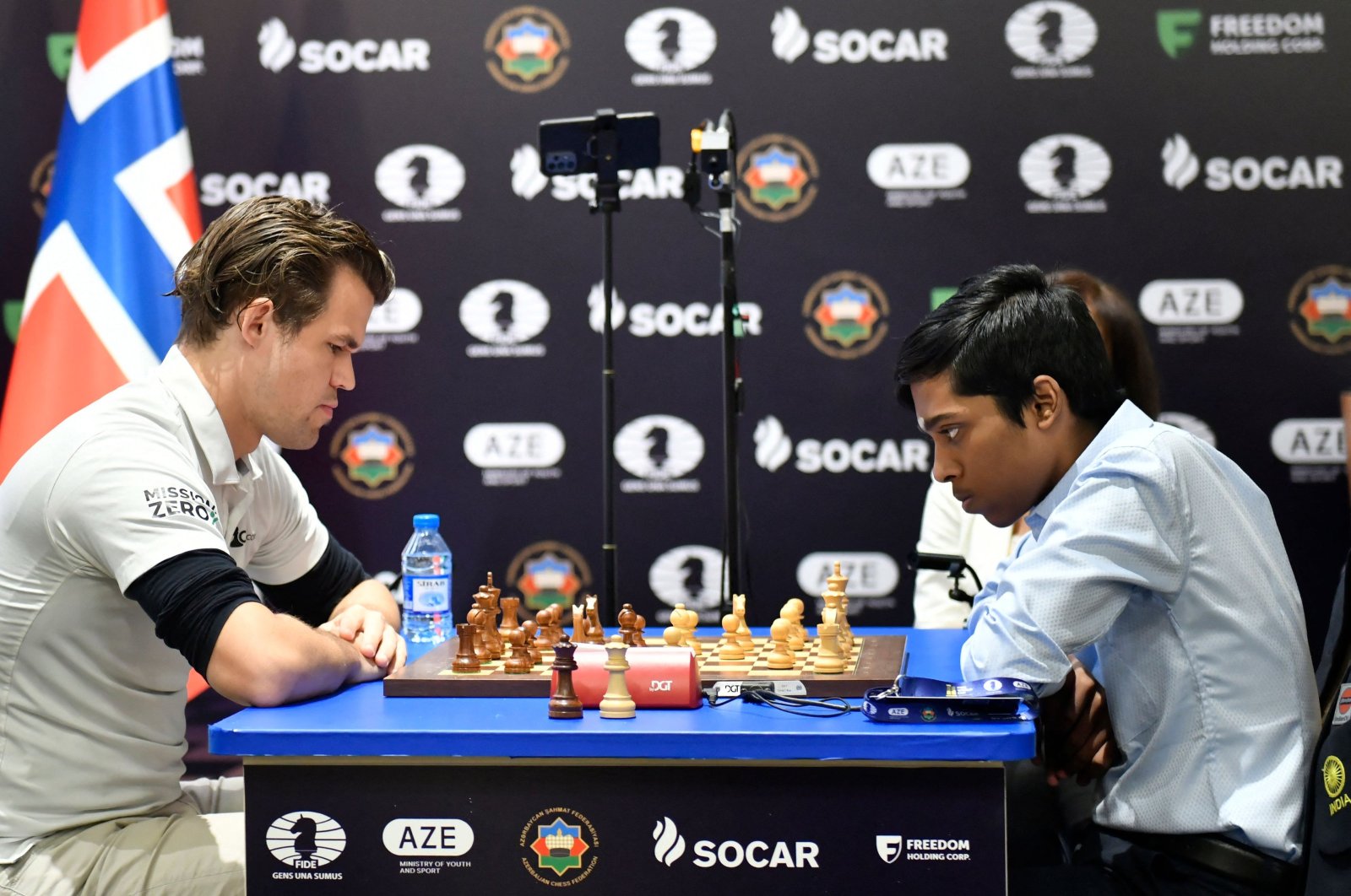 India&#039;s Rameshbabu Praggnanandhaa (R) competes against Norway&#039;s Magnus Carlsen during the final at the FIDE Chess World Cup in Baku, Azerbaijan, Aug. 24, 2023. (AFP Photo)