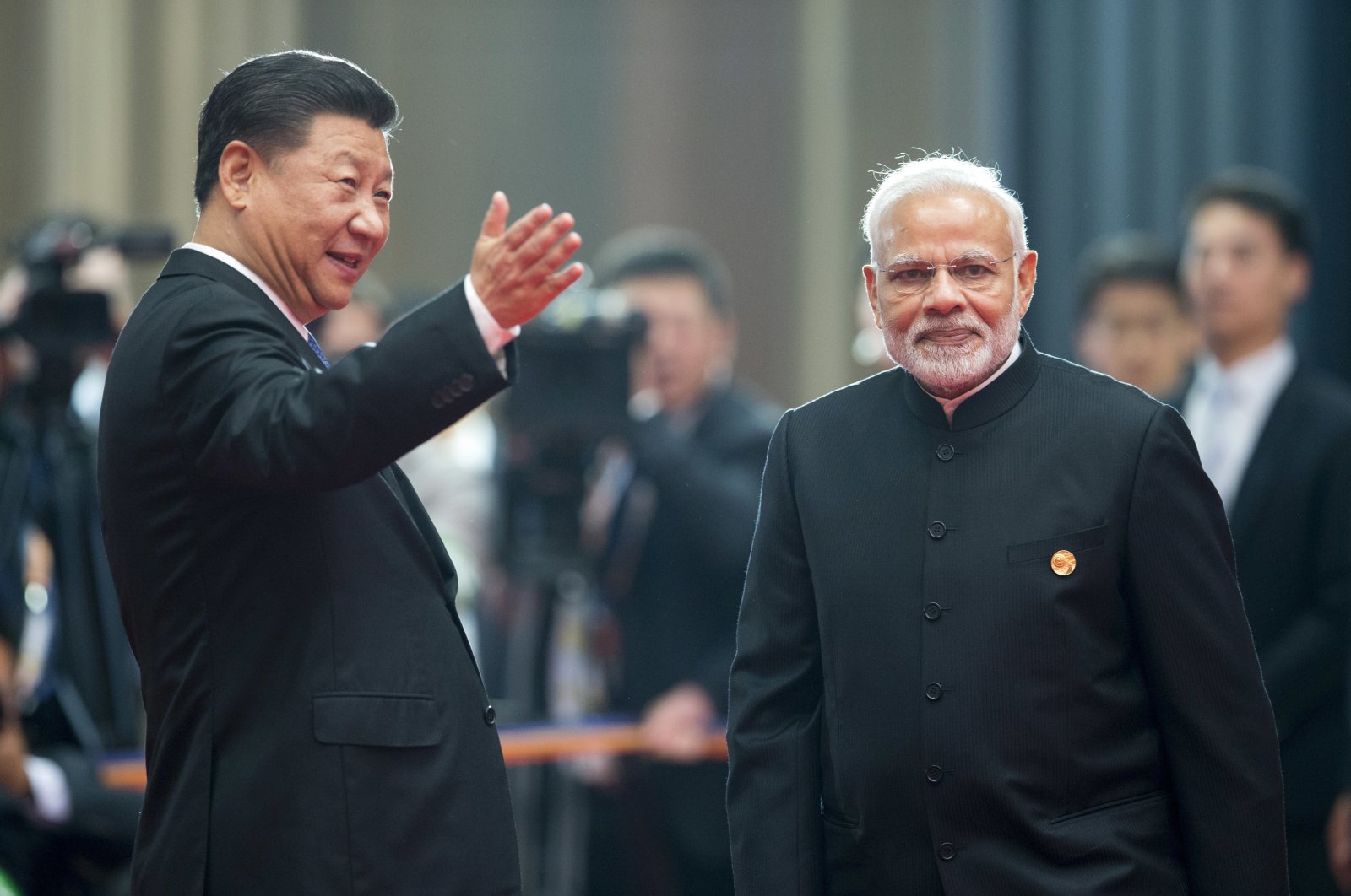 Chinese President Xi Jinping (L) and Indian Prime Minister Narendra Modi in Qingdao, China, June 10, 2018. (AP Photo)