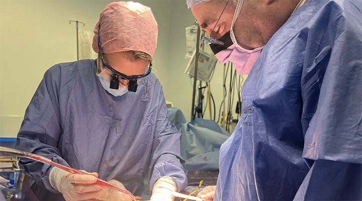 Isabel Quiroga (L) and Richard Smith during the womb transplant operation, U.K., Aug. 23, 2023. (Photo courtesy of Womb Transplant UK)