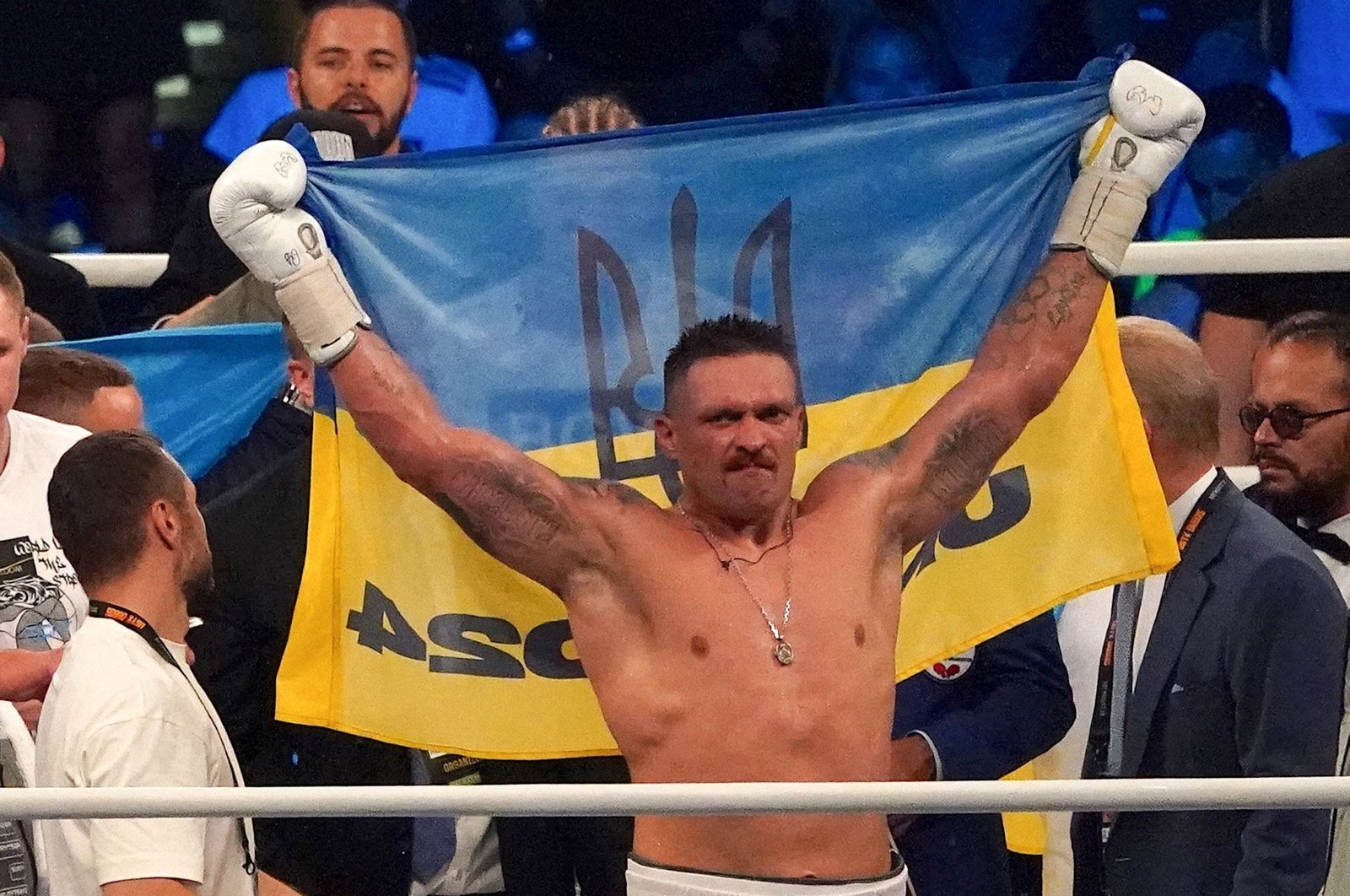 Україна Усик нокаутує Великобританію Дюбуа, щоб зберегти титули чемпіона світу в суперважкій вазі