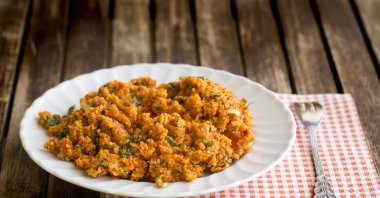 A variety of stews and bean dishes and rice and bulgur on the side are popular dishes in Türkiye. (Shutterstock Photo)