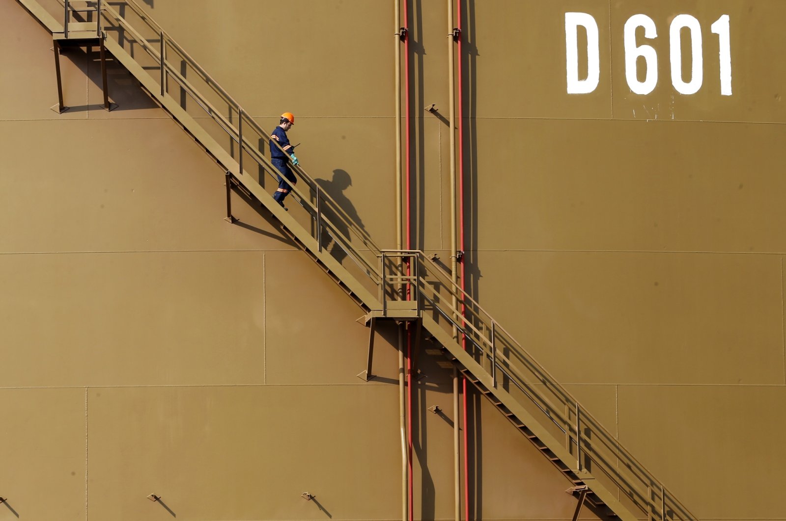 A worker walks down the stairs of an oil tank at the Mediterranean port of Ceyhan, some 70 kilometers (43.5 miles) from Adana, southern Türkiye, Feb. 19, 2014. (Reuters Photo)