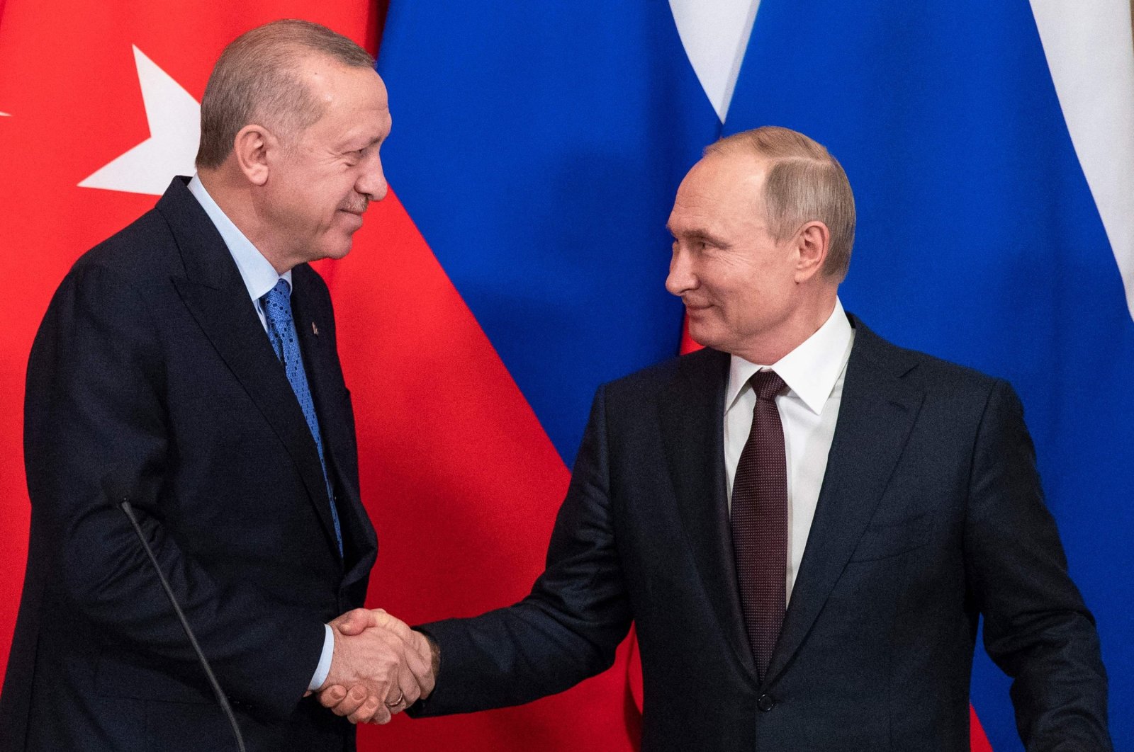 President Recep Tayyip Erdoğan (L) and Russian President Vladimir Putin shake hands at the end of a joint news statement following their talks at the Kremlin, Moscow, Russia, March 5, 2020. (AFP File Photo)