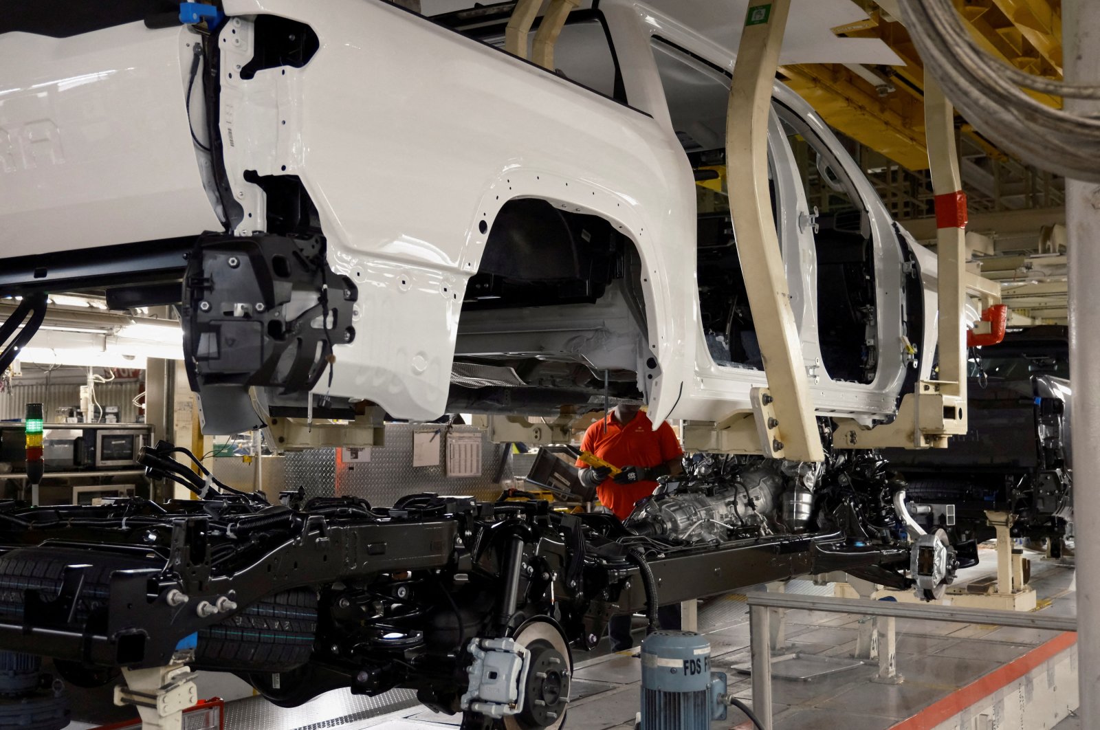 A worker uses a robot to place a Tundra body onto its frame at Toyota&#039;s truck plant in San Antonio, Texas, U.S., April 17, 2023. (Reuters Photo)