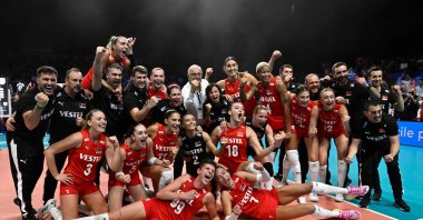 Türkiye&#039;s team celebrates after winning the 2023 Women&#039;s EuroVolley semi-final volleyball match between Italy and Türkiye in Brussels on Sept. 1, 2023. (AFP Photo)