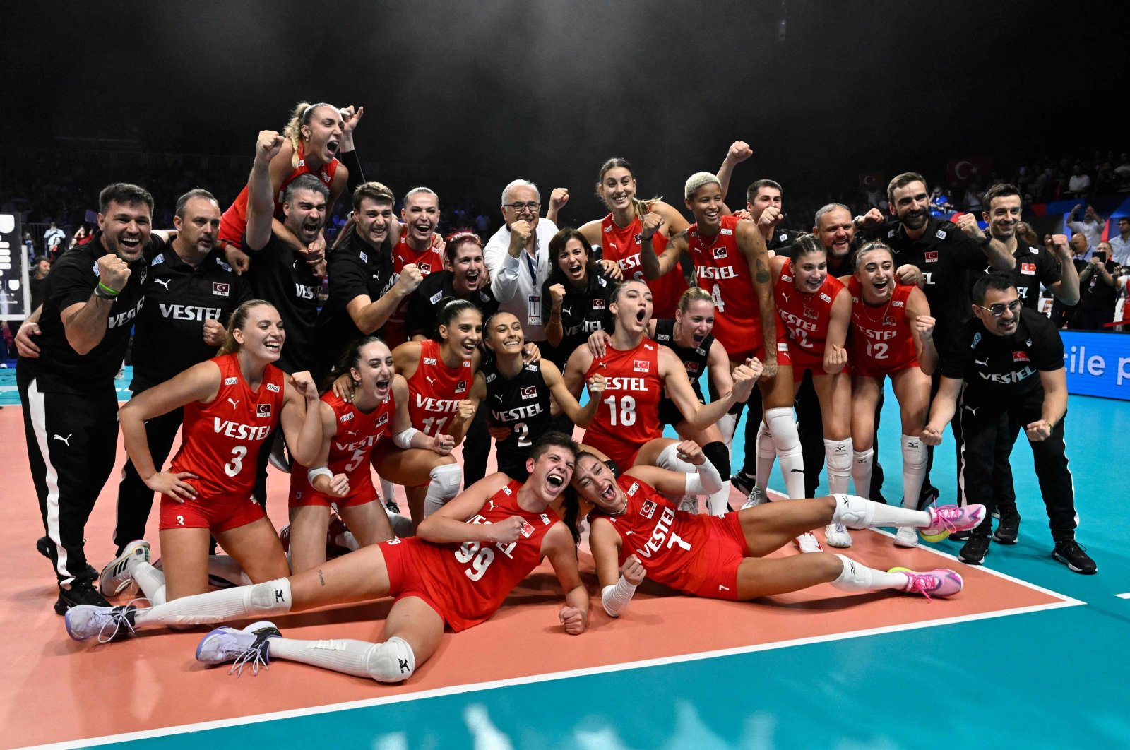 Türkiye&#039;s team celebrates after winning the 2023 Women&#039;s EuroVolley semi-final volleyball match between Italy and Türkiye in Brussels on Sept. 1, 2023. (AFP Photo)