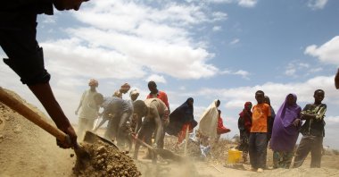 Somalis dig wells for their relatives who died of drought, Somalia, Sept. 28, 2011. (Shutterstock Photo)