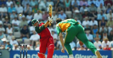 Zimbabwe's Heath Streak hits out during the ninth match of the NatWest One Day Triangular Series between Zimbabwe and South Africa at The Rose Bowl Cricket Ground, Southampton, UK., July 10, 2003. (Getty Images Photo)