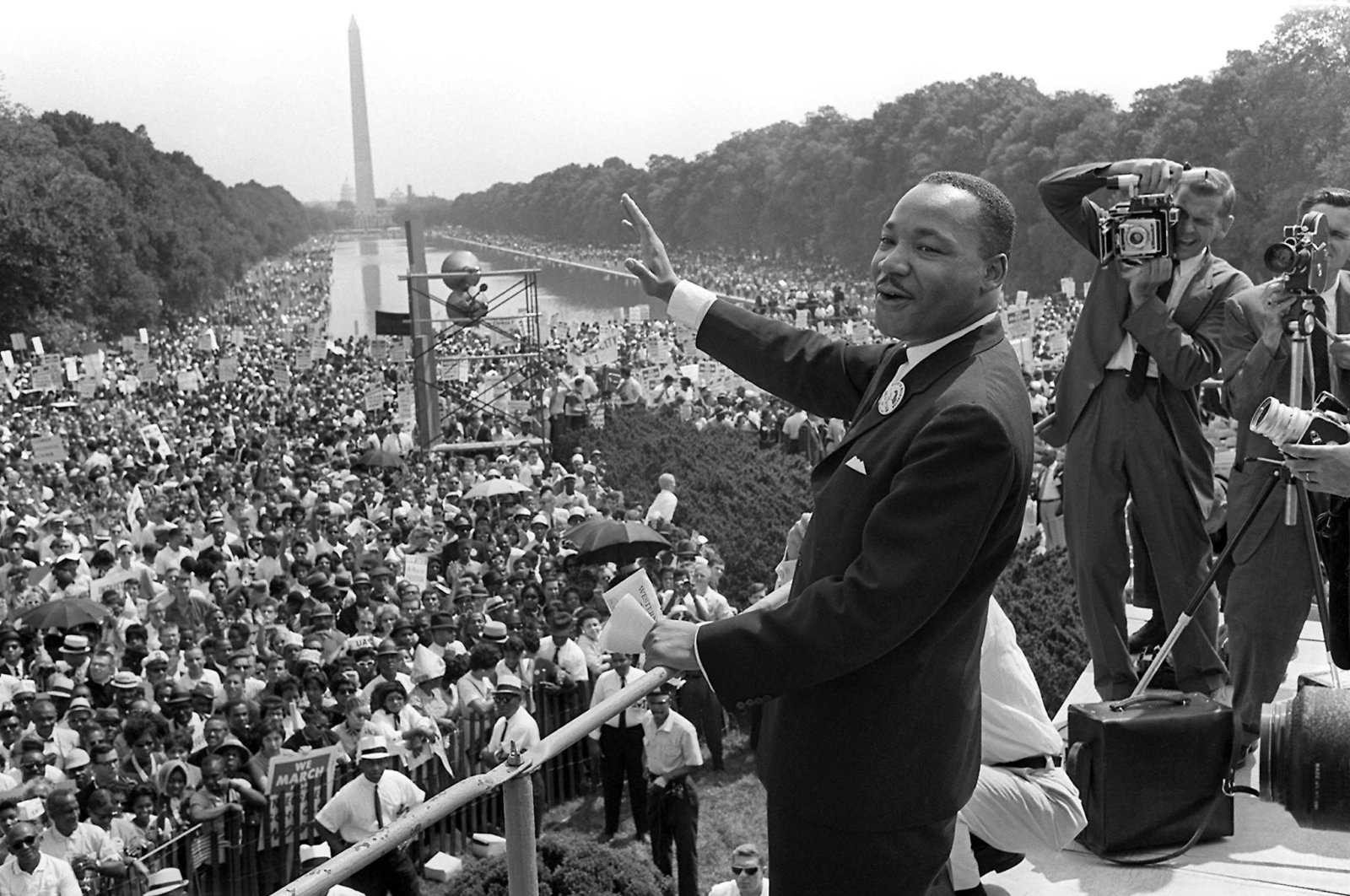 U.S. civil rights leader Martin Luther King Jr. (C) waves to supporters from the steps of the Lincoln Memorial during the March on Washington, Washington, U.S., Aug. 28, 1963. (AFP Photo)