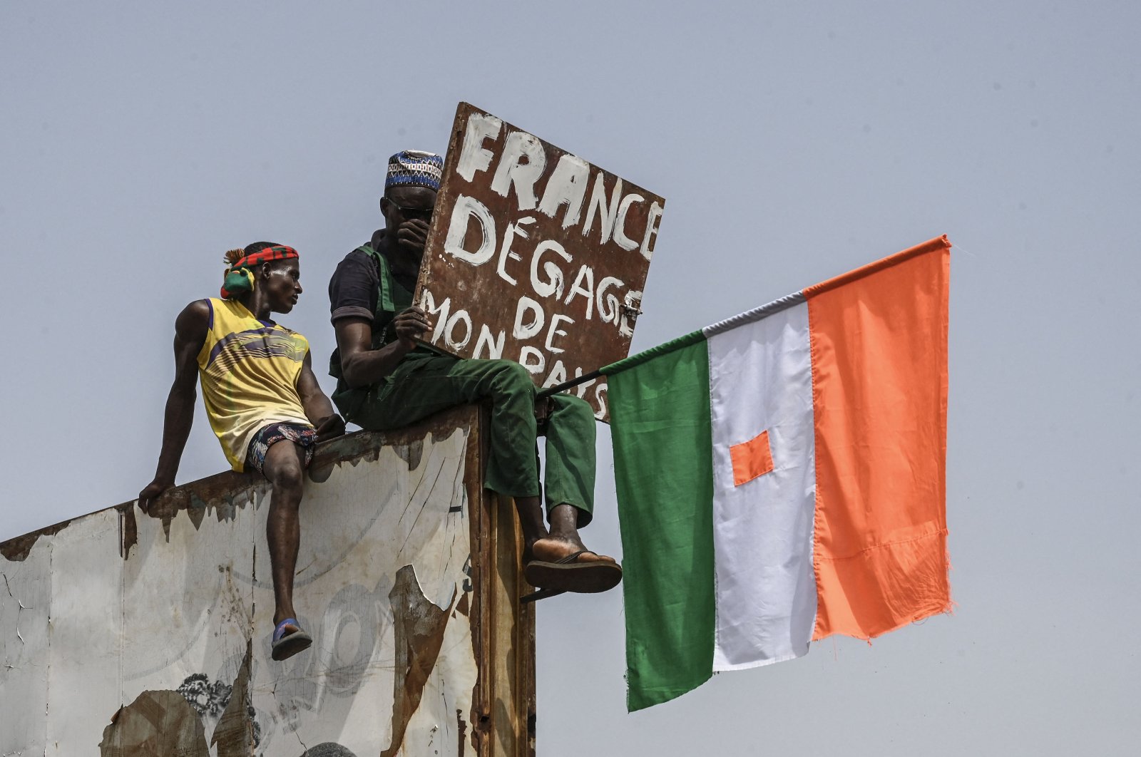 Niger protesters turn up in thousands to demand French troops exit