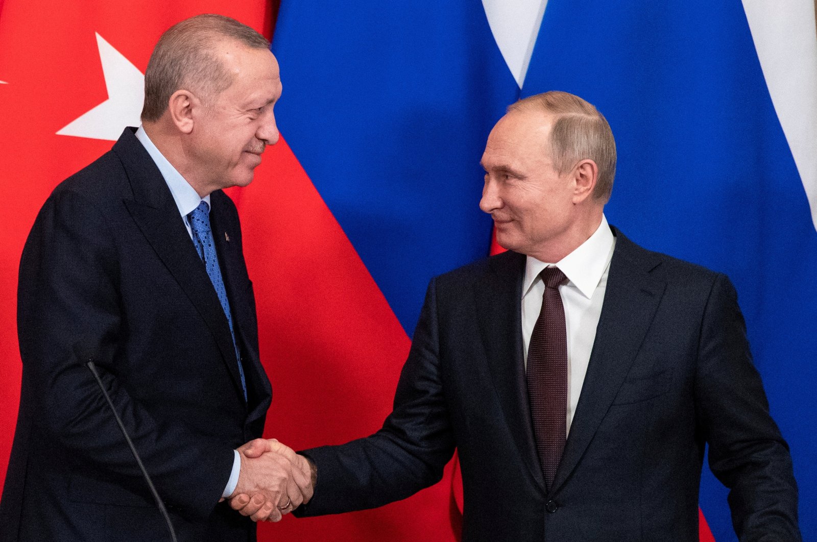 President Recep Tayyip Erdoğan (L) and his Russian counterpart Vladimir Putin shake hands during a news conference following their talks in Moscow, Russia, March 5, 2020. (Reuters Photo)
