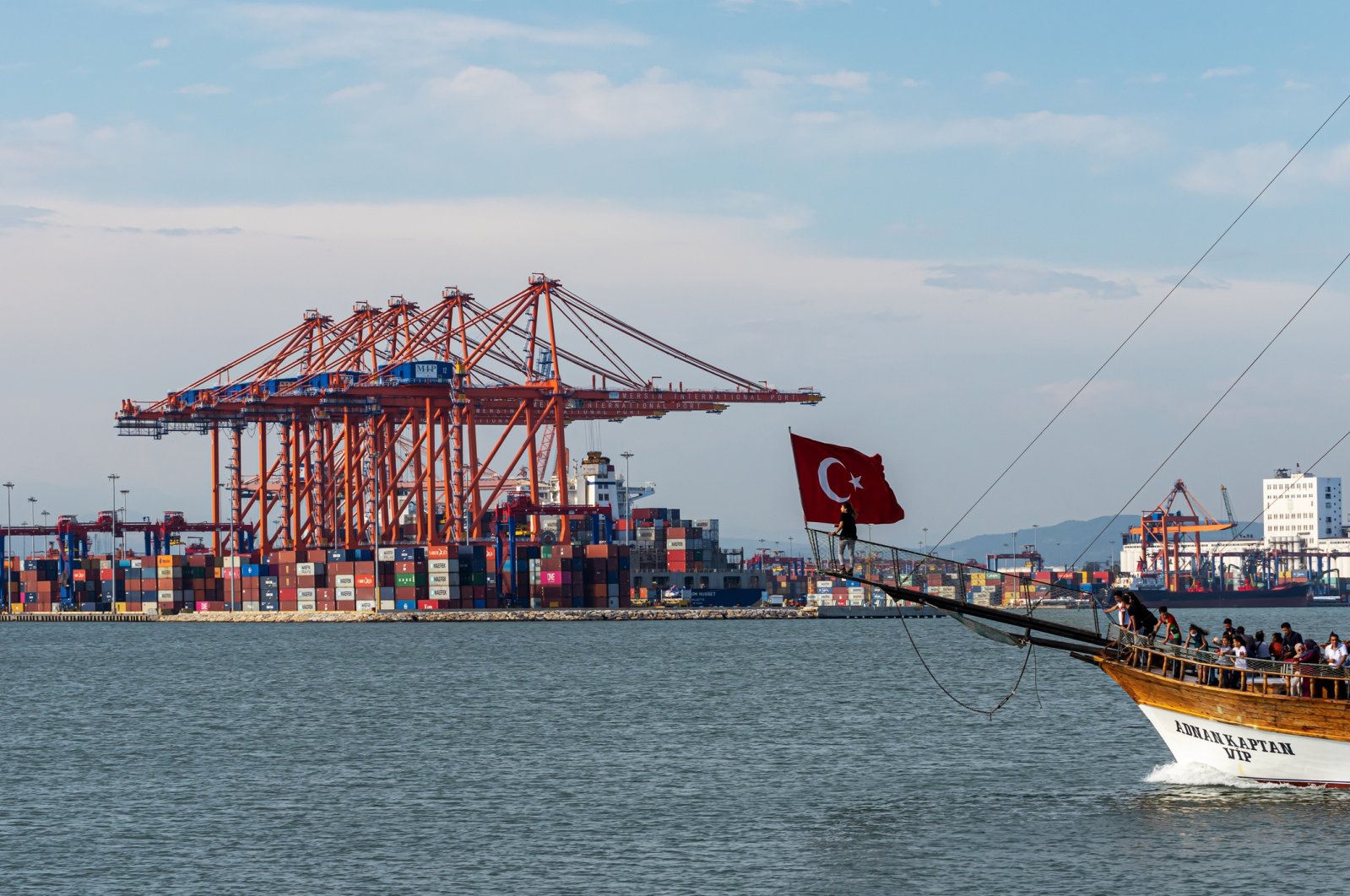 Türkiye’nin ticaret açığı ihracatın artması ve ithalatın azalmasıyla daralıyor
