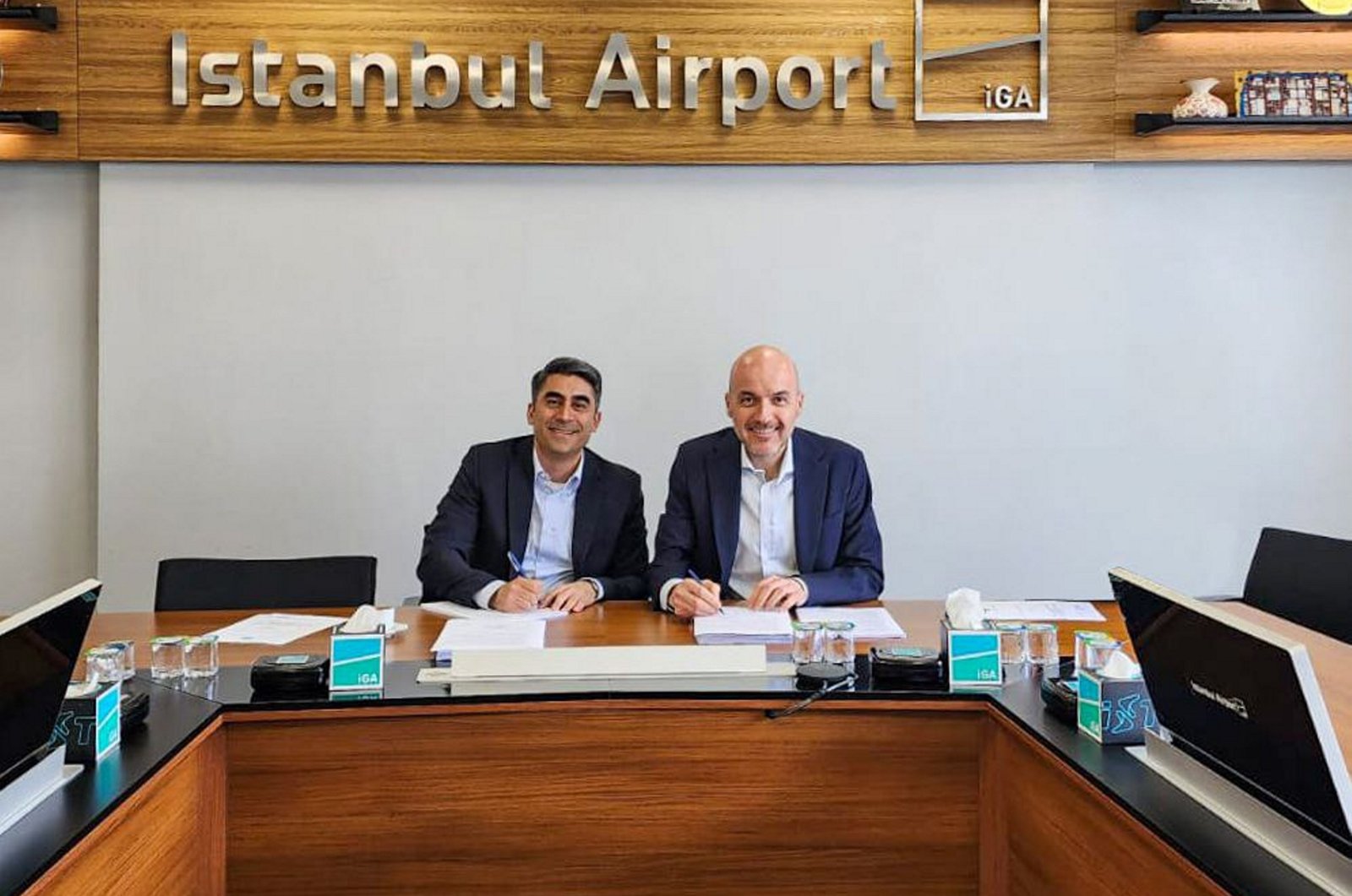 IGA CEO Kadri Samsunlu (R) signs the agreement for the establishment of a cargo hub by FedEx Europe at Istanbul Airport, Istanbul, Türkiye, Sept. 4, 2023. (AA Photo)