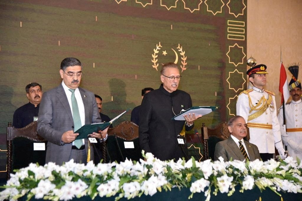 Pakistan&#039;s caretaker Prime Minister Anwaar-ul-Haq Kakar takes the oath from Pakistan&#039;s President Arif Alvi, in Islamabad, Pakistan Aug. 14, 2023. (Press Information Department Handout via Reuters)