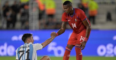 Panama's defender Gilberto Hernandez (R) helps Argentina's forward Paulo Dybala stand up during the friendly football match between Argentina and Panama at the Monumental stadium, Buenos Aires, Argentina, March 23, 2023. (AFP Photo)