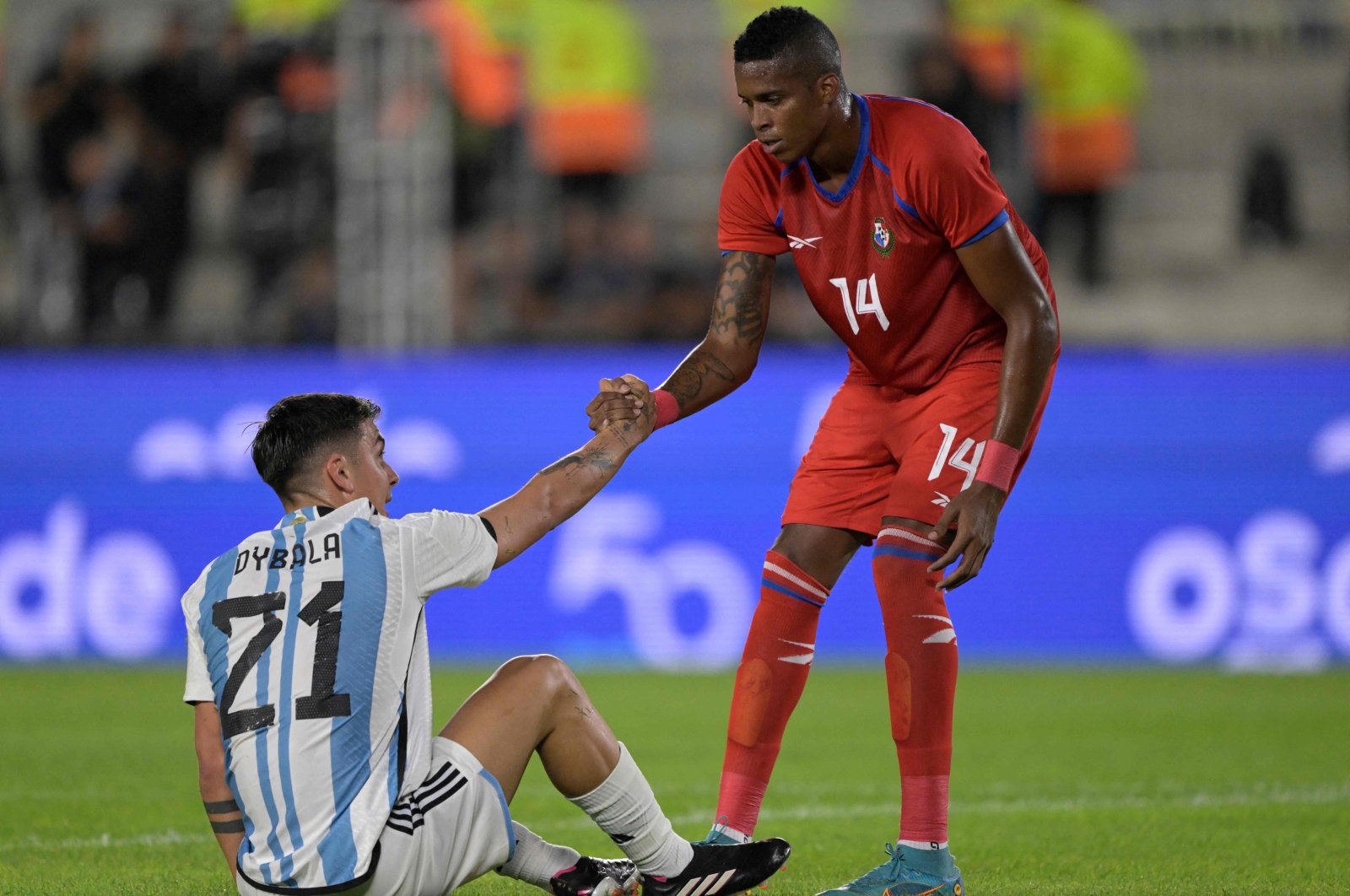 Panama&#039;s defender Gilberto Hernandez (R) helps Argentina&#039;s forward Paulo Dybala stand up during the friendly football match between Argentina and Panama at the Monumental stadium, Buenos Aires, Argentina, March 23, 2023. (AFP Photo)