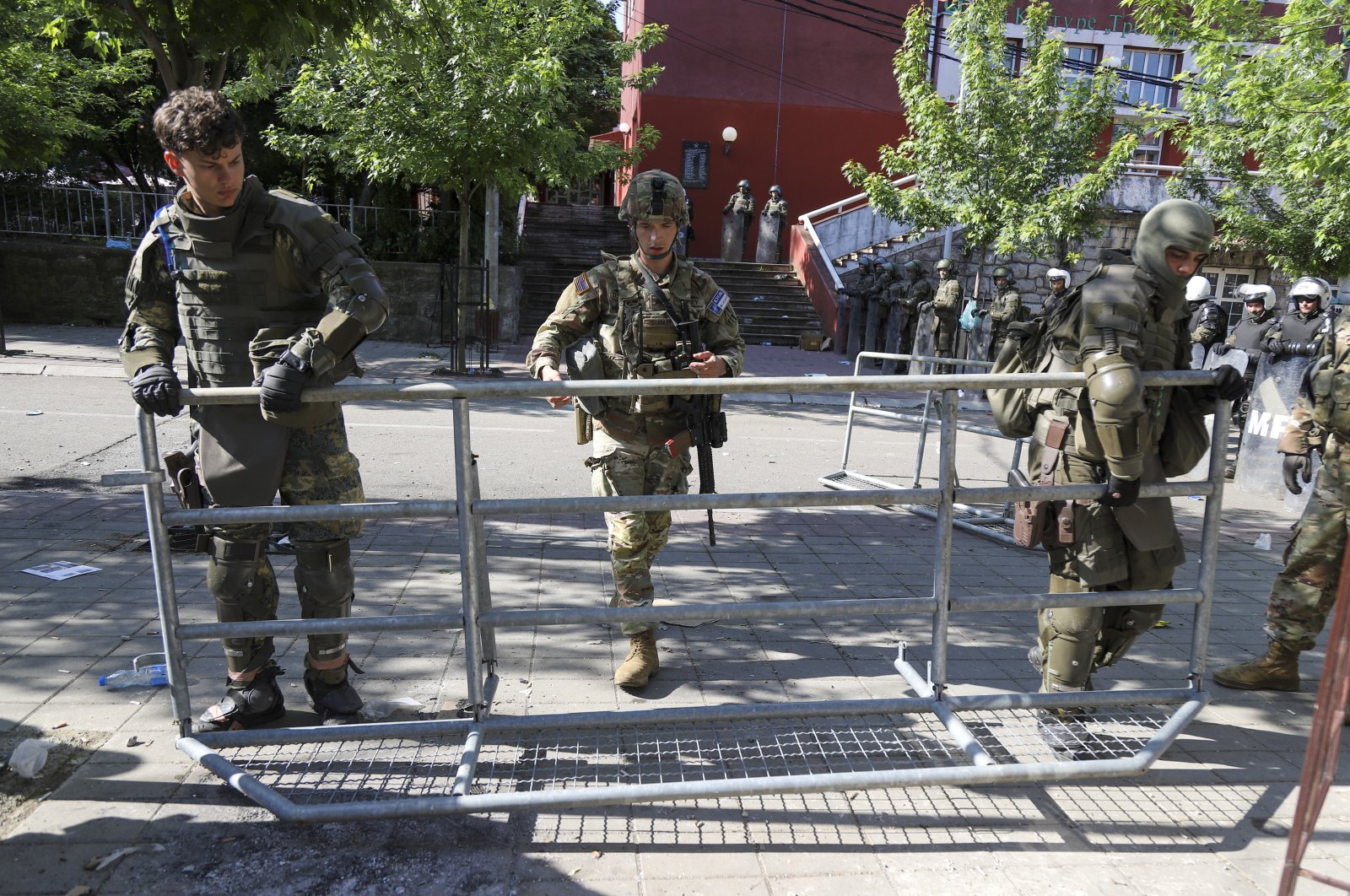 KFOR soldiers set up a security fence in front of a municipal building after yesterday&#039;s clashes between ethnic Serbs and troops from the NATO-led KFOR peacekeeping force, in the town of Zvecan, northern Kosovo, Tuesday, May 30, 2023. (AP File Photo)