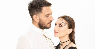 Uraz Kaygılaroğlu takes on the role of William Shakespeare, while Nezaket Erden will enchant viewers with her portrayal of Viola. (Photo courtesy of Zorlu PSM)