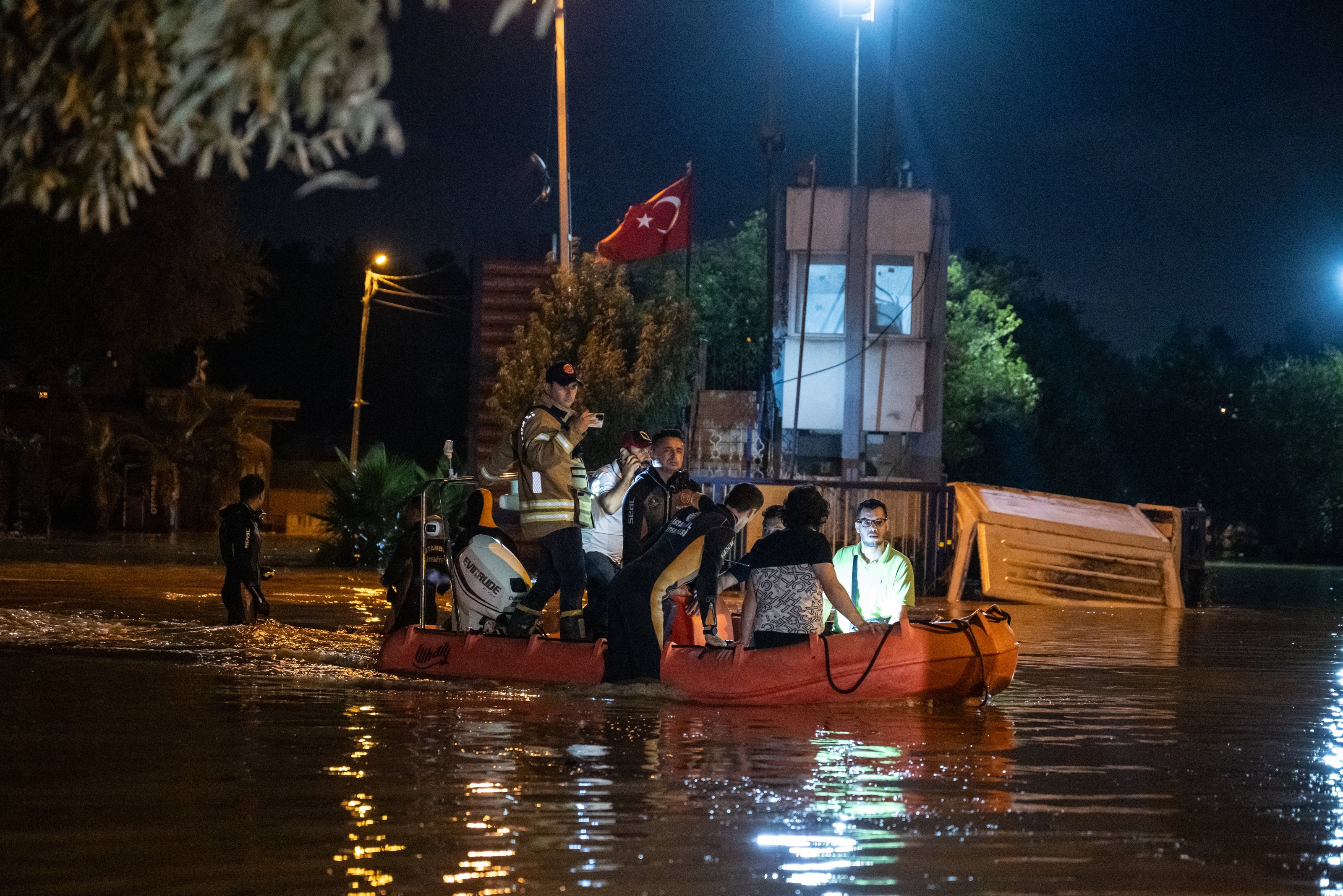 A rescue crew helps locals amid flooding in the Başakşehir district of Istanbul, Türkiye, Sept. 5, 2023. (AA Photo)
