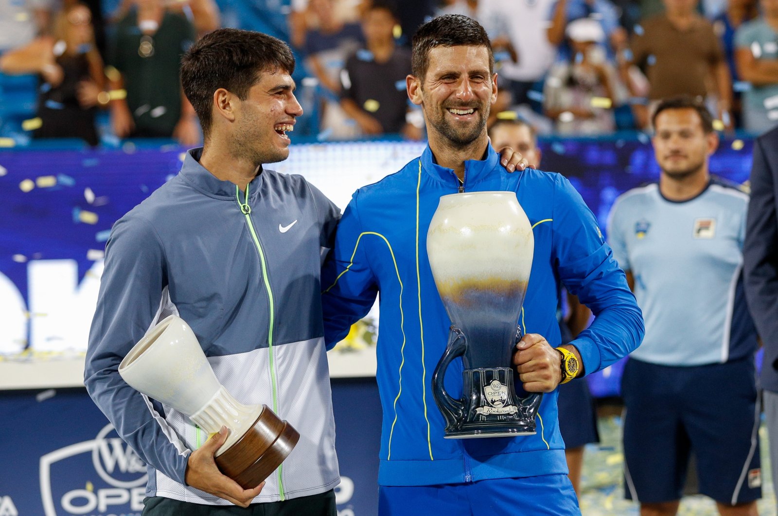 Spain&#039;s Carlos Alcaraz (L) stands with Serbia&#039; Novak Djokovic after the final round at the Western &amp; Southern Open at Lindner Family Tennis Center, Ohio, U.S., Aug. 20, 2023. (Getty Images Photo)
