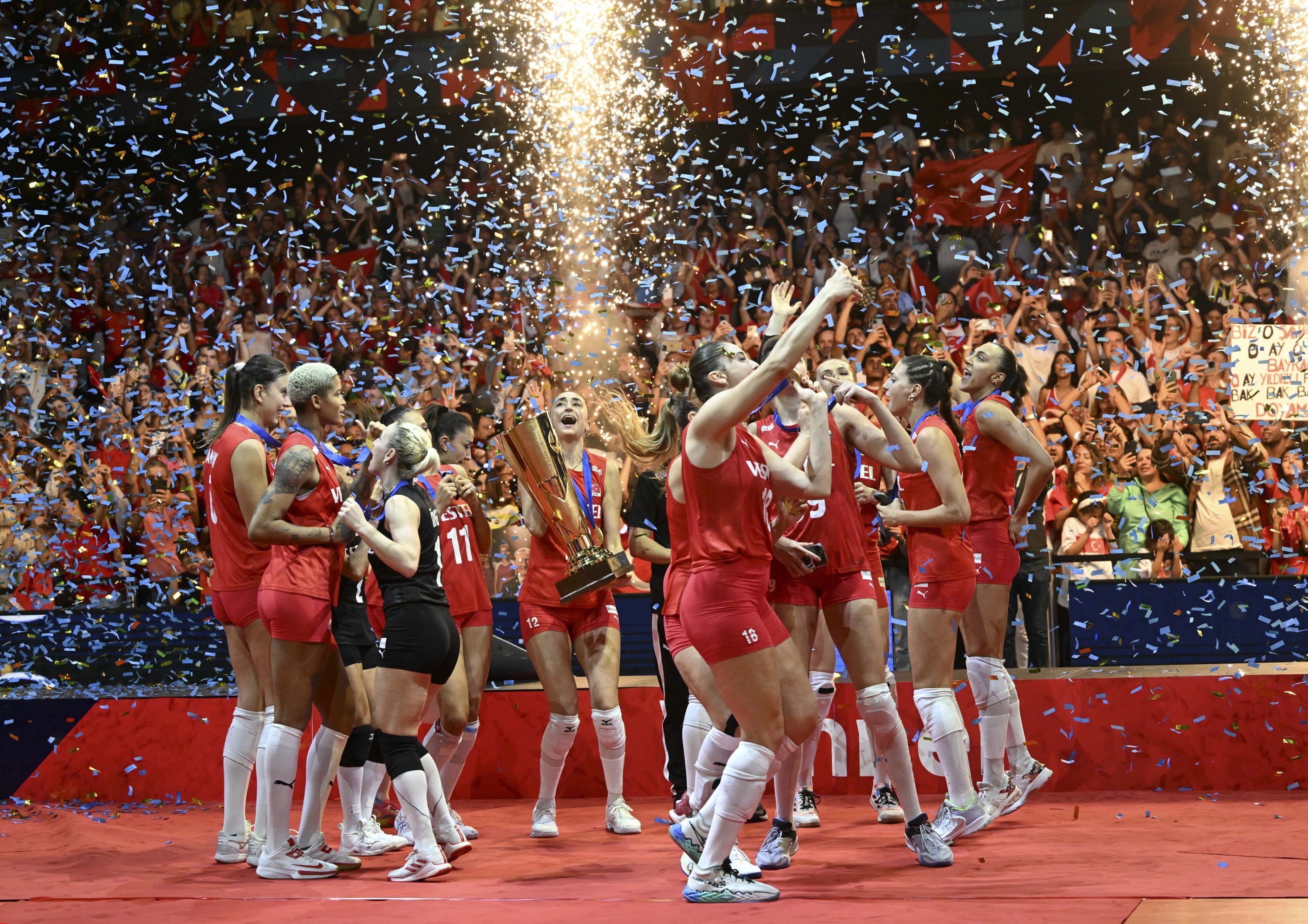 Türk oyuncular, Avrupa Kadınlar Voleybol Şampiyonası finalinde Sırbistan'a karşı aldıkları galibiyeti kutluyor, İstanbul, Tutkiye, 4 Eylül 2023. (AA Fotoğraf)