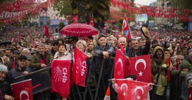 Supporters, with CHP and Turkish flags, listen to the CHP leader at an election rally in Tekirdağ, northwestern Türkiye, April 27, 2023. (AP Photo)