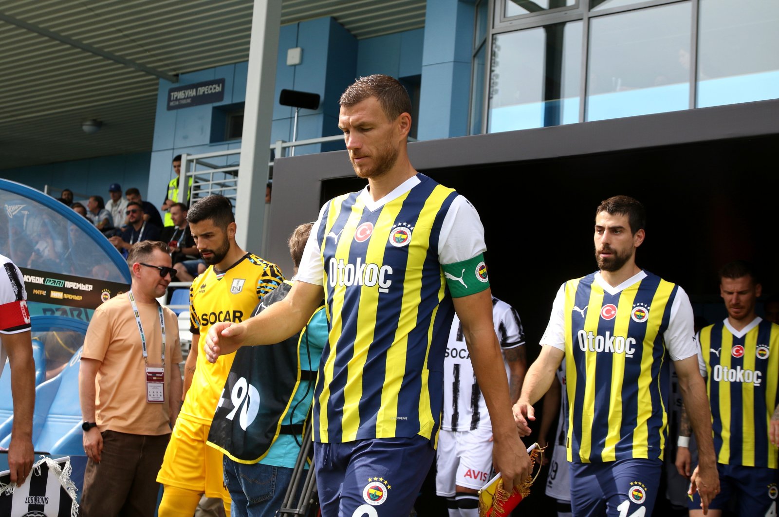 Fenerbahçe captain Edin Dzeko leads his team before the Pari Premier Cup football match against Neftci Baku at Stadium Smena, St. Petersburg, Russia, July 15, 2023. (Getty Images Photo)
