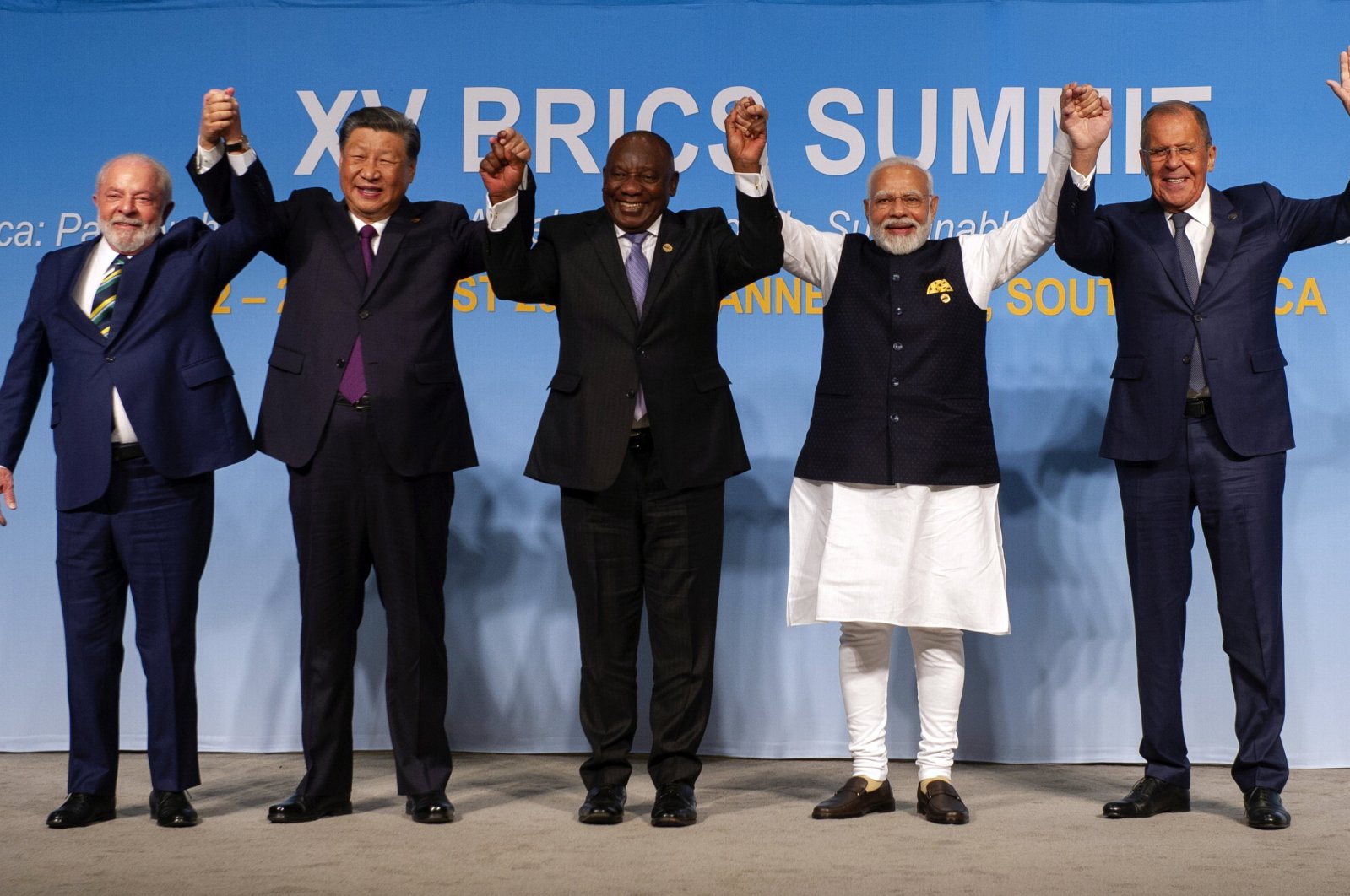 (From L to R) Brazil&#039;s President Luiz Inacio Lula da Silva, China&#039;s President Xi Jinping, South African President Cyril Ramaphosa, Indian Prime Minister Narendra Modi and Russia&#039;s Foreign Minister Sergei Lavrov pose for a picture at the BRICS Summit in Johannesburg, South Africa, Aug. 23, 2023. (EPA Photo)