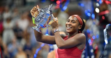U.S.'s Coco Gauff poses with the trophy after defeating Belarus's Aryna Sabalenka in the U.S. Open tennis women's singles final, New York, U.S., Sept. 9, 2023. (AFP Photo)