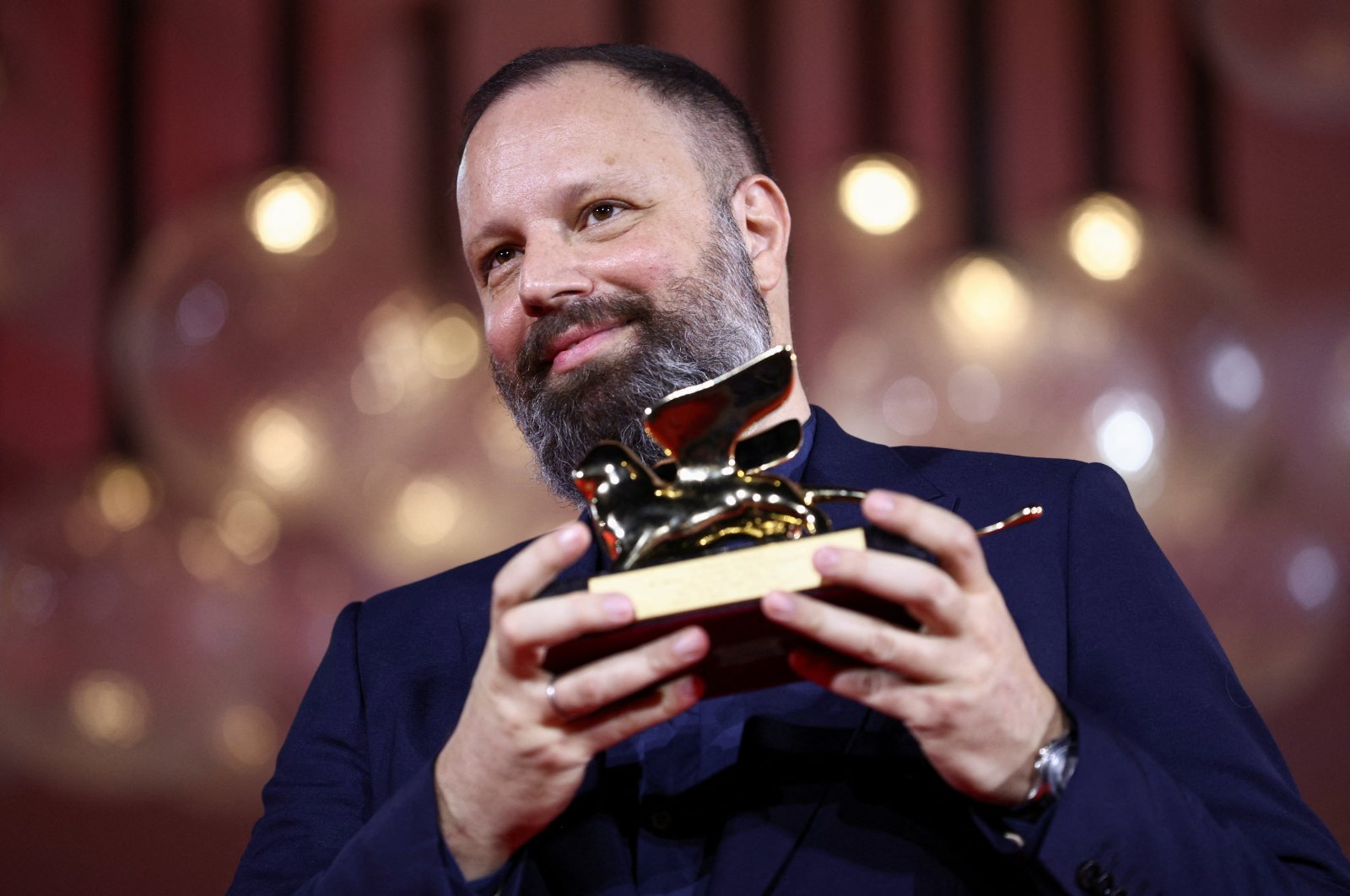 Director Yorgos Lanthimos poses with the Golden Lion Award for Best Film for the movie &quot;Poor Things,&quot; Venice, Italy, Sept. 9, 2023. (Reuters Photo)