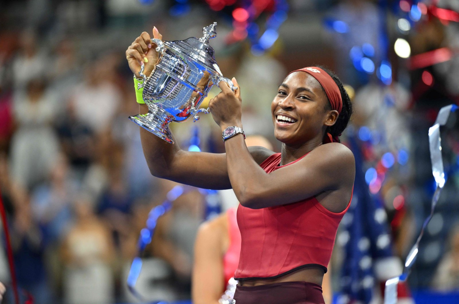 U.S.&#039;s Coco Gauff poses with the trophy after defeating Belarus&#039;s Aryna Sabalenka in the U.S. Open tennis women&#039;s singles final, New York, U.S., Sept. 9, 2023. (AFP Photo)