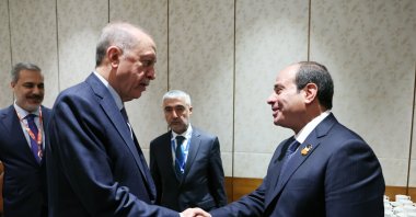 President Recep Tayyip Erdoğan (L) shakes hands with his Egyptian counterpart Abdel-Fattah el-Sissi (R) in New Delhi, India, Sept. 10, 2023. (EPA Photo)