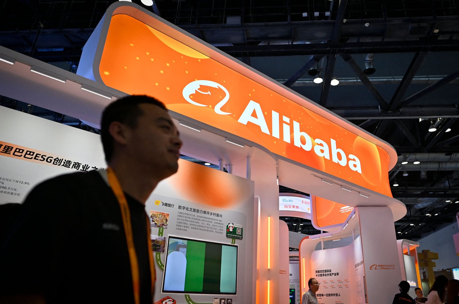 Alibaba shares slide 4% as outgoing CEO quits cloud unit