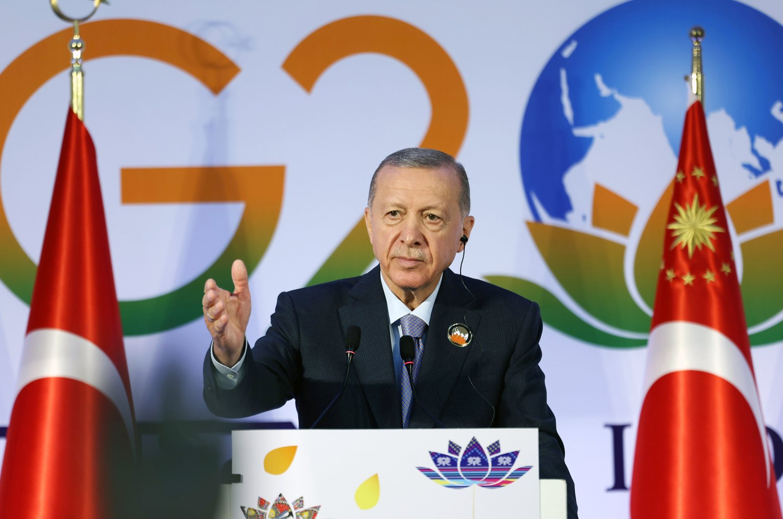 President Erdoğan presents ‘Türkiye’s Zero Waste Journey’ book at G-20
