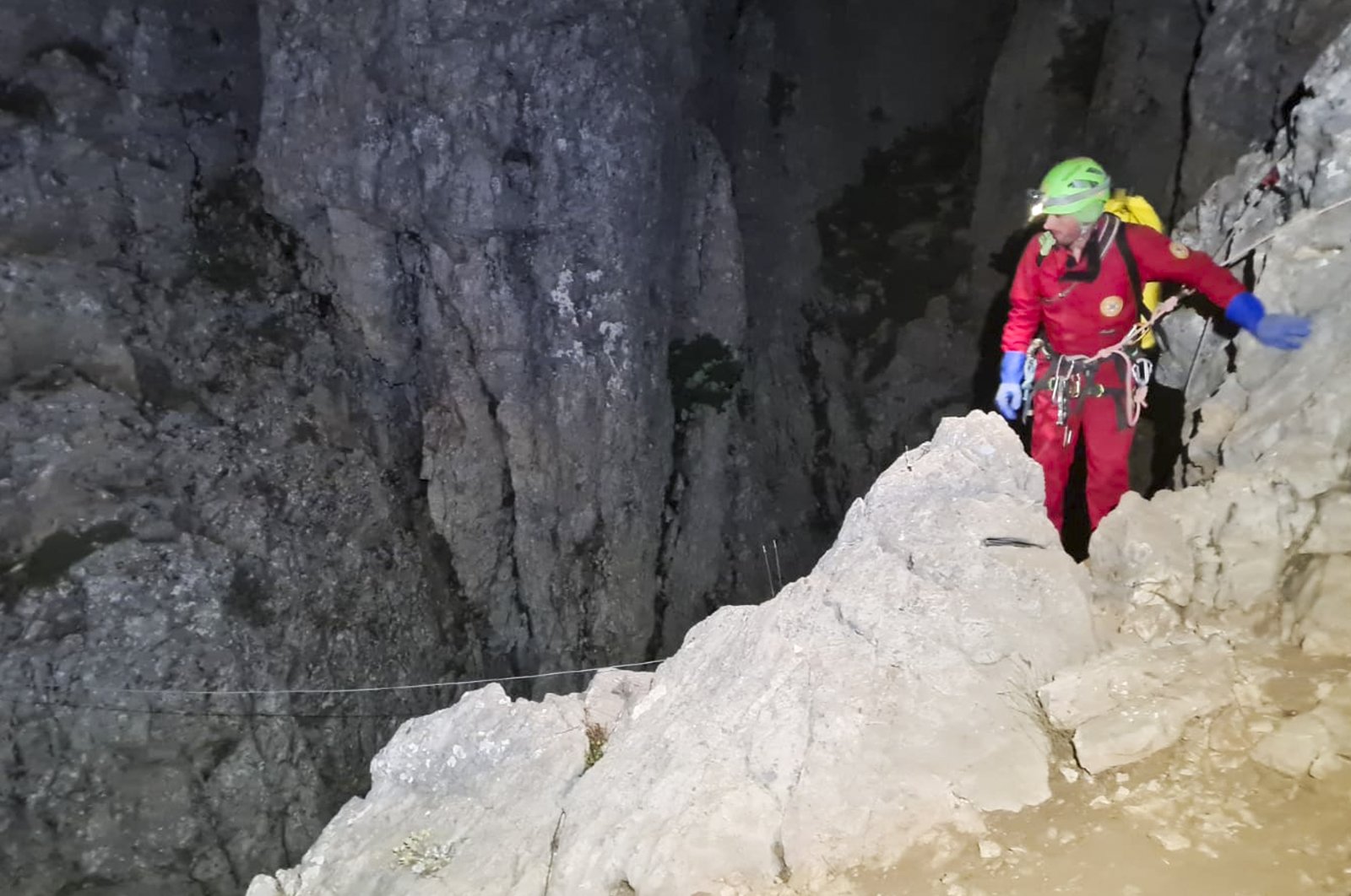 US caver’s rescue from deep Turkish cave gains pace