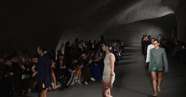 Models walk the runway during the Spring Summer 2024 runway show for Tory Burch during New York Fashion Week at the American Museum of Natural History, New York, U.S., Sept. 11, 2023. (AFP Photo)