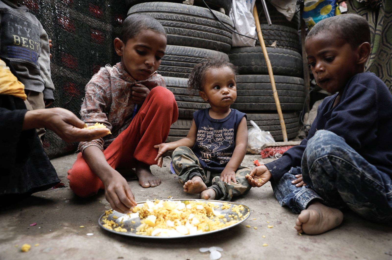 Yemeni children share food at a shelter as part of a makeshift camp for Internally Displaced Persons (IDPs) in Sana&#039;a, Yemen, Aug. 22, 2023. (EPA Photo)