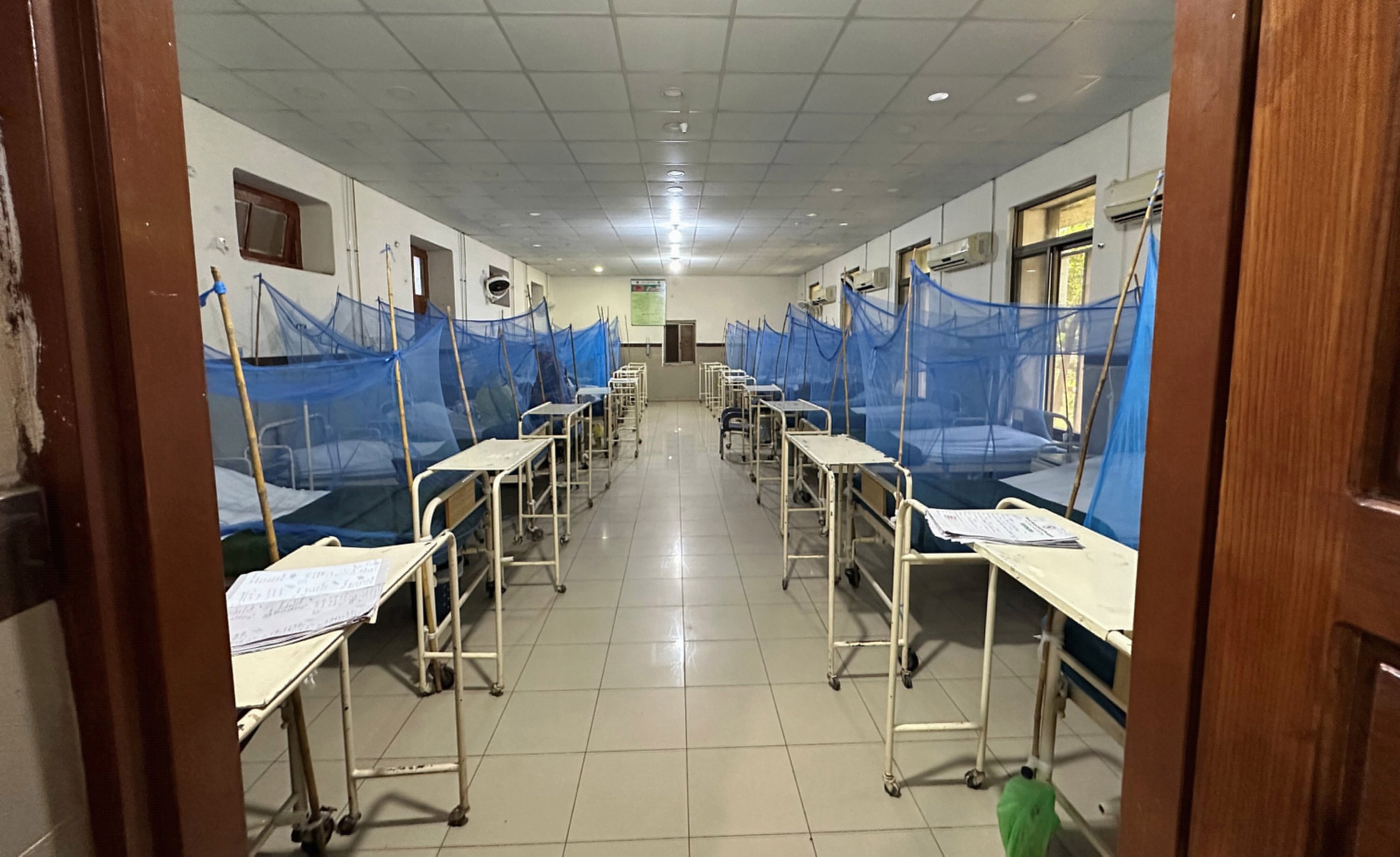Patients suffering from dengue fever receive medical treatment at an isolation ward of a hospital in Rawalpindi, Pakistan, Sept. 5, 2023. (EPA Photo)