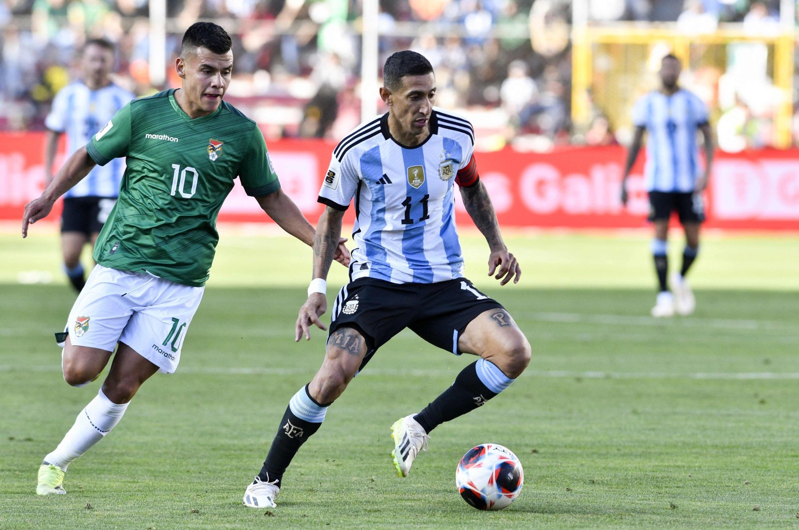 Bolivia&#039;s midfielder Moises Villarroel (L) and Argentina&#039;s forward Angel Di Maria vie for the ball during the 2026 FIFA World Cup South American qualifiers football match between Bolivia and Argentina, at the Hernando Siles stadium, La Paz, Bolivia, Sept. 12, 2023. (AFP Photo)