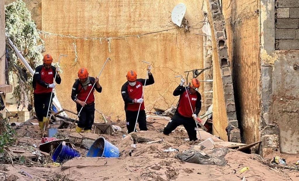 Rescuers from Tükiye's IHH humanitarian aid group search for survivors and bodies in Derna, Libya, Sept.13, 2023. (AP Photo)