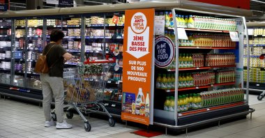 A sign reading "Anti-inflation challenge, third price cut" as a customer shops at a Carrefour supermarket in Montesson near Paris, France, Sept. 13, 2023. (Reuters Photo)