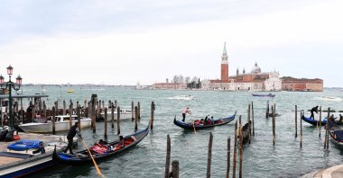 Tourists looking to explore the iconic Italian lagoon city of Venice will have to pay a £5 ($5.4) admissions fee on certain days in the future if they do not stay overnight, the municipal council decided on Tuesday. (dpa Photo)
