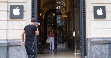 Customers enter an Apple Store on the Champs Elysees Avenue in Paris, France, Sept. 14, 2023. (EPA Photo)