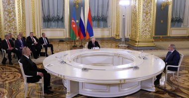 Russian President Vladimir Putin meets with Armenian Prime Minister Nikol Pashinian (R) and Azerbaijani President Ilham Aliyev (L) on the sidelines of the Eurasian Economic Union summit in Moscow, Russia, May 25, 2023. (Reuters Photo)
