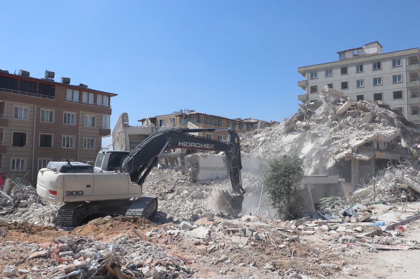 Türkiye’de deprem sonrası temizliğe destek verilmediği için hükümetlerarası kuruluşların eleştirisi