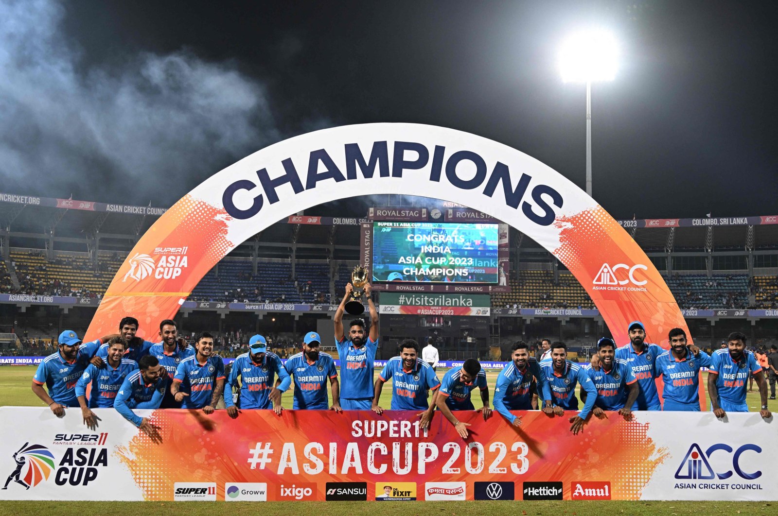 India players celebrate with the trophy after winning the Asia Cup 2023 in Colombo, Sri Lanka, Sept. 17, 2023. (AFP Photo)