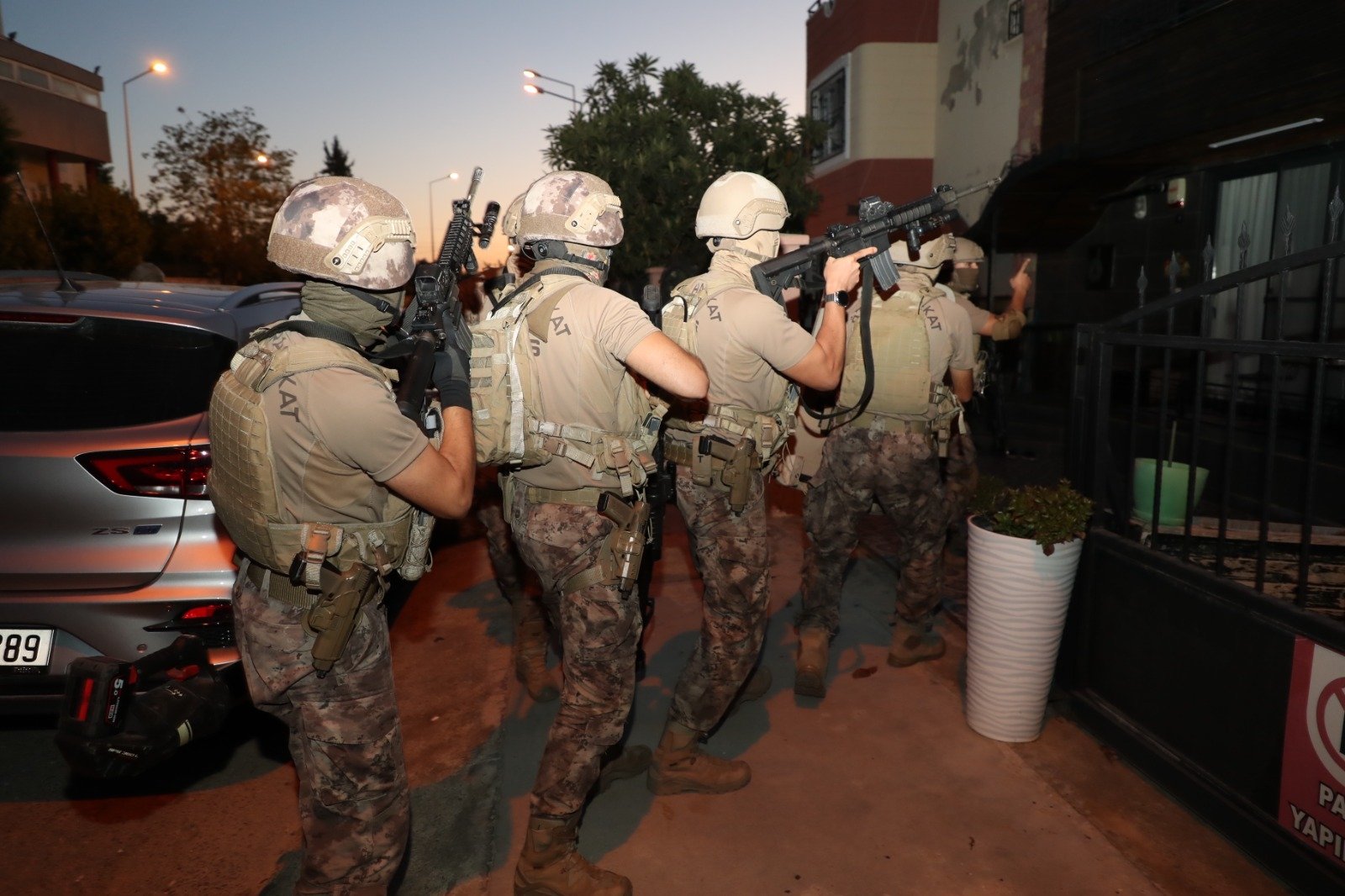 Police raid a location in an operation against the PKK terrorist group, Mersin, southern Türkiye, Sept. 13, 2023. (DHA Photo)